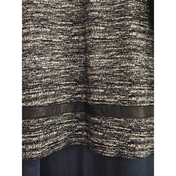 Black & White Long Sleeve Sweater Top with a pocket - Picture 6 of 6